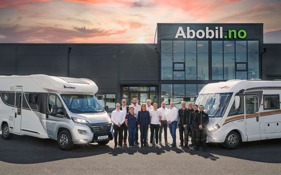 Ansatte hos Abobil foran butikken og bobilene på Bryne