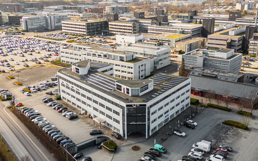 Kontorbygget i Travbaneveien 3 på Forus der Byggkon holder til, sett fra lufta