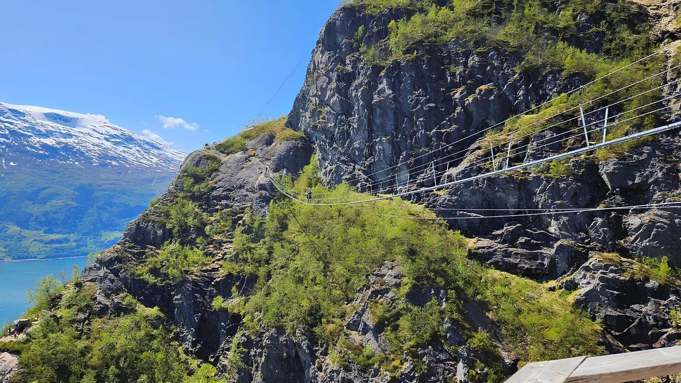 Fjellside ved fjorden der Havkraft utvikler bølgekraft