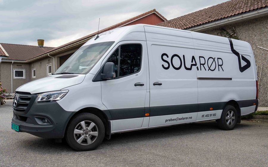 Varebilen til Sola Rør parkert utenfor et bolighus