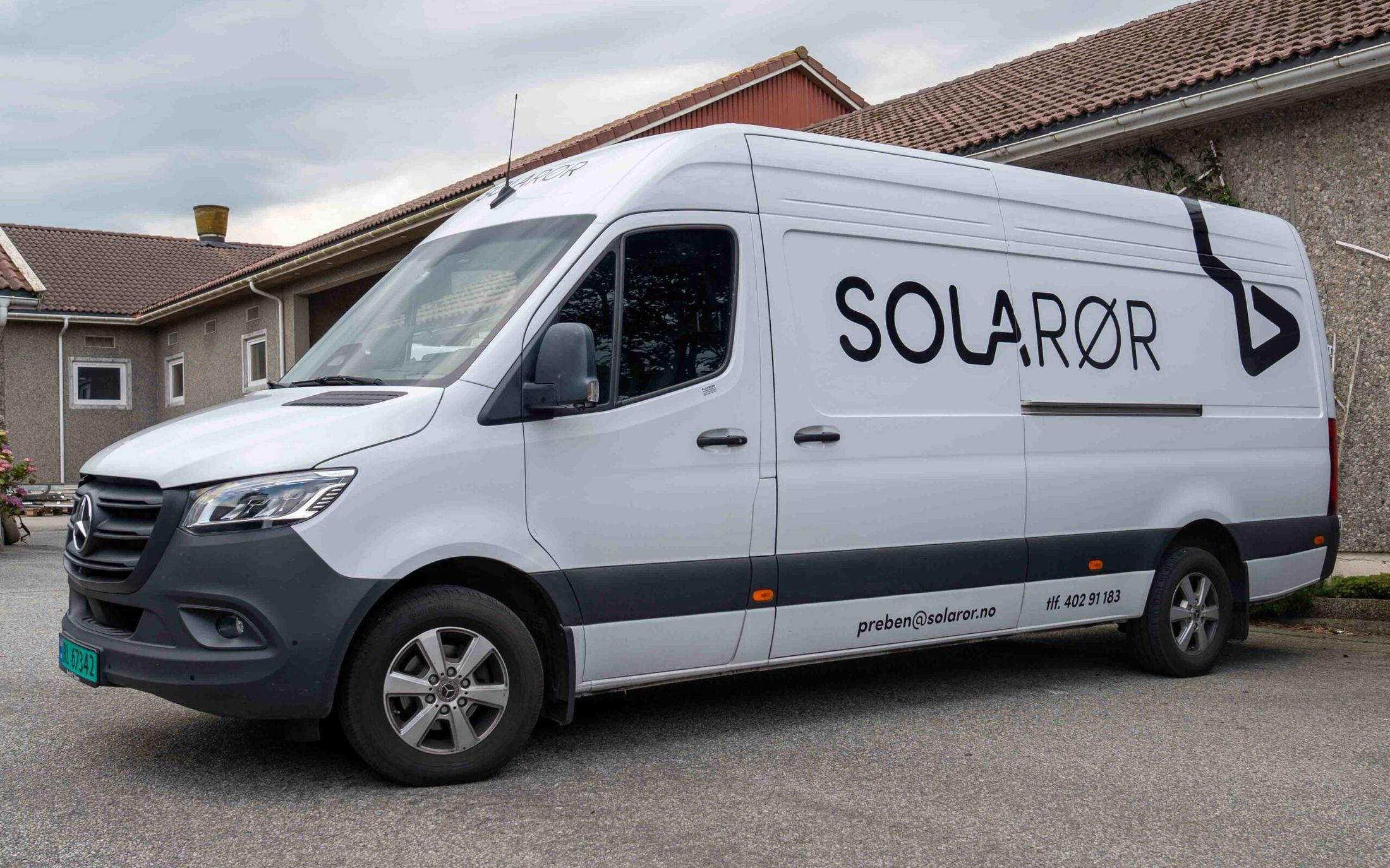 Varebilen til Sola Rør parkert utenfor et bolighus
