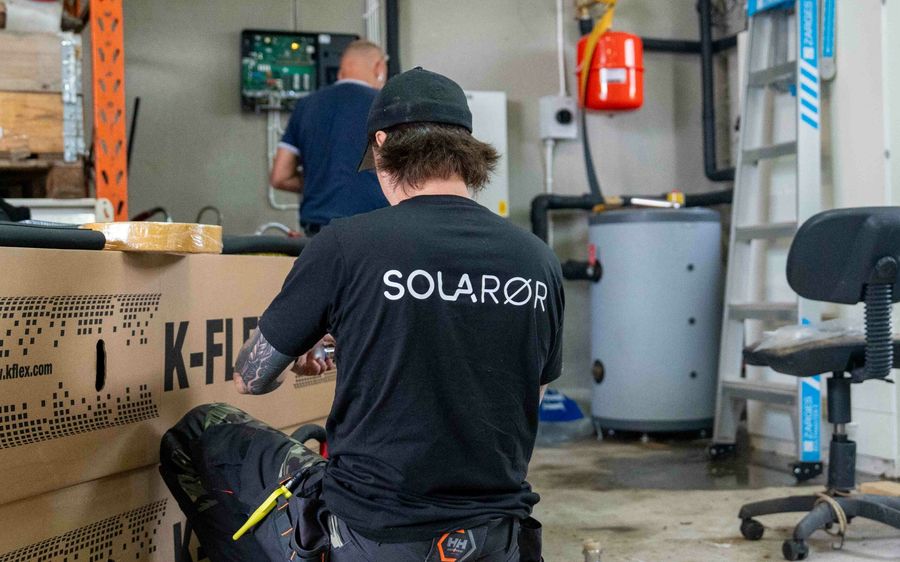 Varebilen til Sola Rør parkert utenfor et bolighus