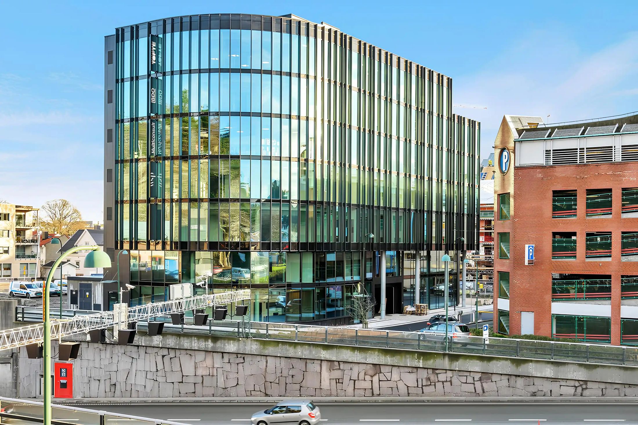 Glassfasaden på Tofte Hald sitt kontorbygg i Kristiansand